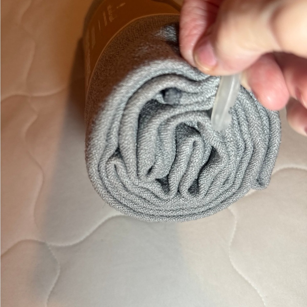 Oak and Reed Microfiber Sweat Towel NEW Gray NIP - Picture 2 of 3